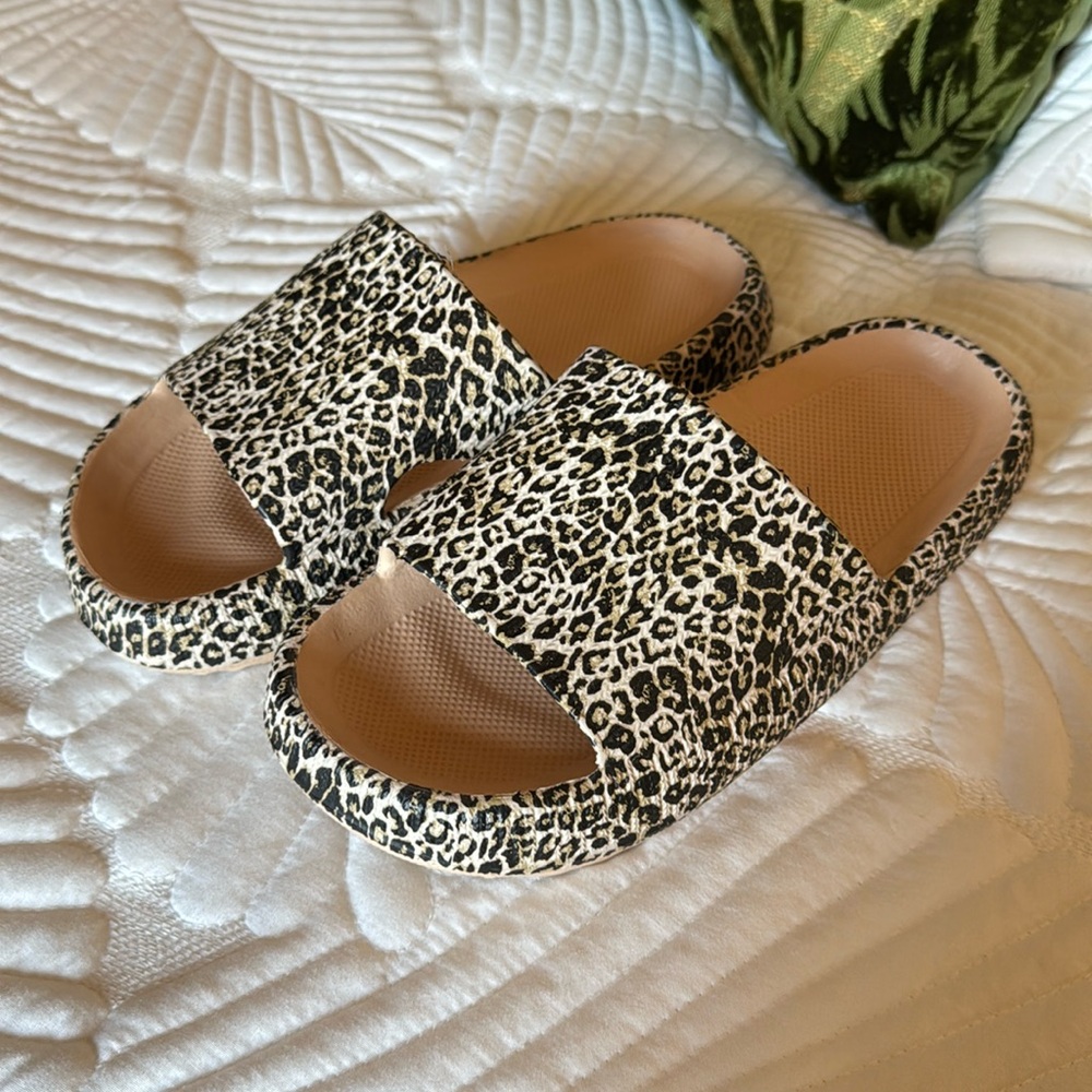 Neutral color cheetah print cloud slides. Fits women’s size 6/ 6.5